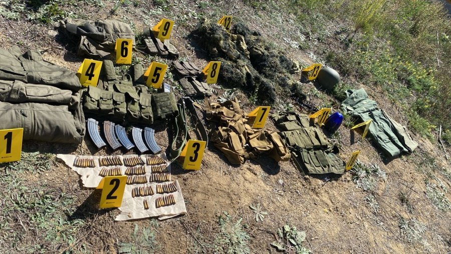Në Zveçan gjenden antiplumb, uniforma, karikatorë e “AK-47”, dyshohet se lidhen me rastin “Banjska”