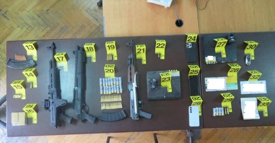 Policia sekuestron armë dhe municion në Prizren, dy të dyshuar në kërkim
