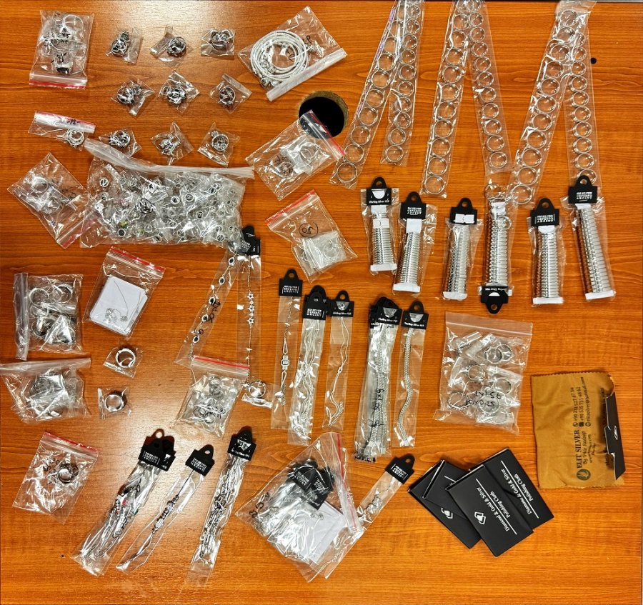 Dogana zbulon stoli të pa deklaruara në Aeroport