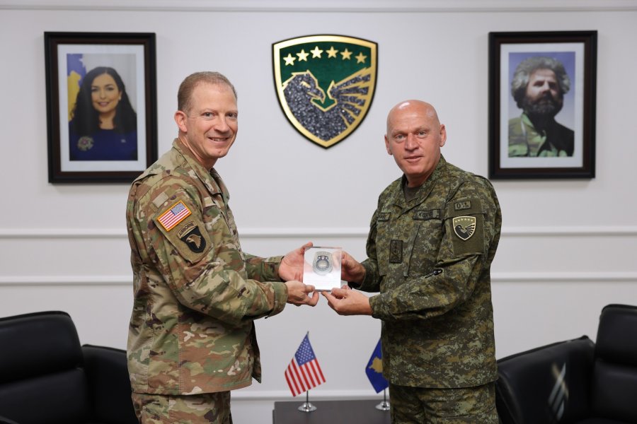 Jashari takon komandantin amerikan të SATMO-s, vlerësohen të arriturat e FSK-së