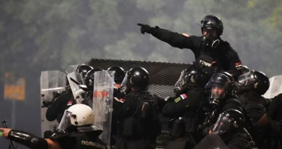 Haga në flakë, përleshje të dhunshme mes protestuesve dhe policisë