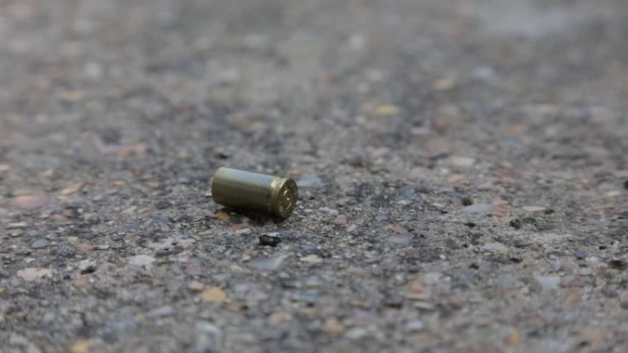 Klinasi goditet nga një plumb qorr në kokë derisa po qëndronte në oborr