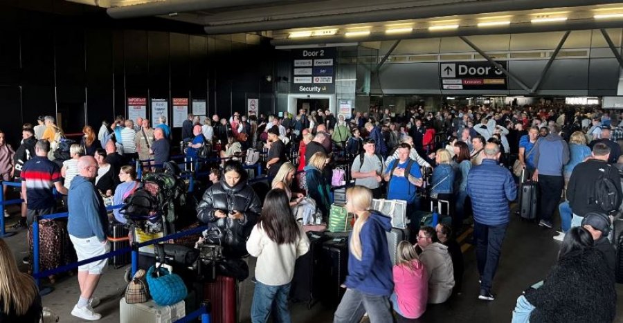 Brukseli anulon gjysmën e fluturimeve të së dielës