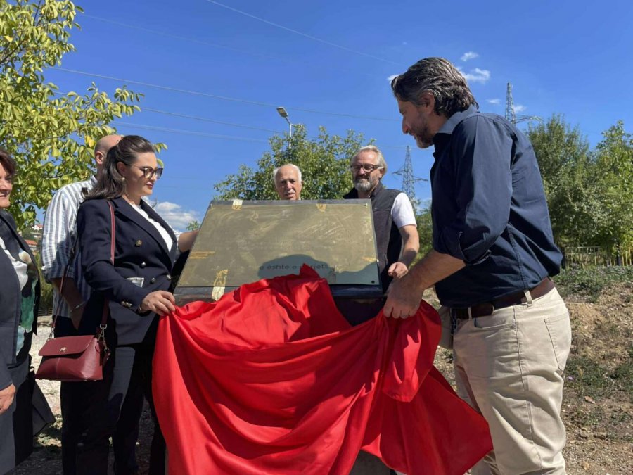 Zbulohet pllaka përkujtimore për civilët shqiptarë të pushkatuar pas Luftës së Dytë Botërore, Rama: Këtu toka flet