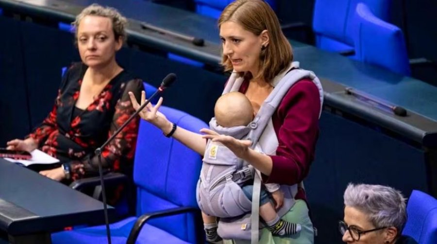 Me foshnjën në foltore, deputetja gjermane bën histori në Bundestag