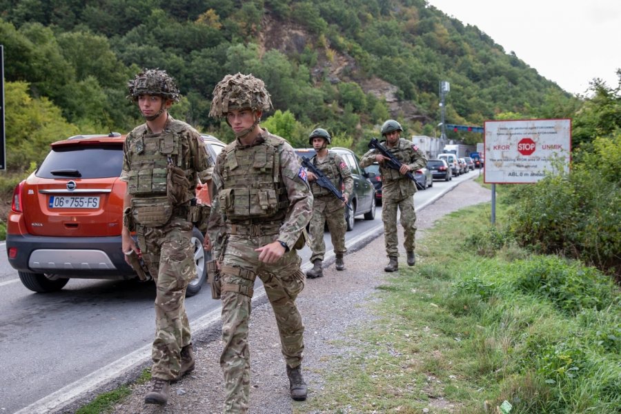 Ushtarët turq të KFOR-it patrullojnë në territorin e Kosovës në kufi me Serbinë