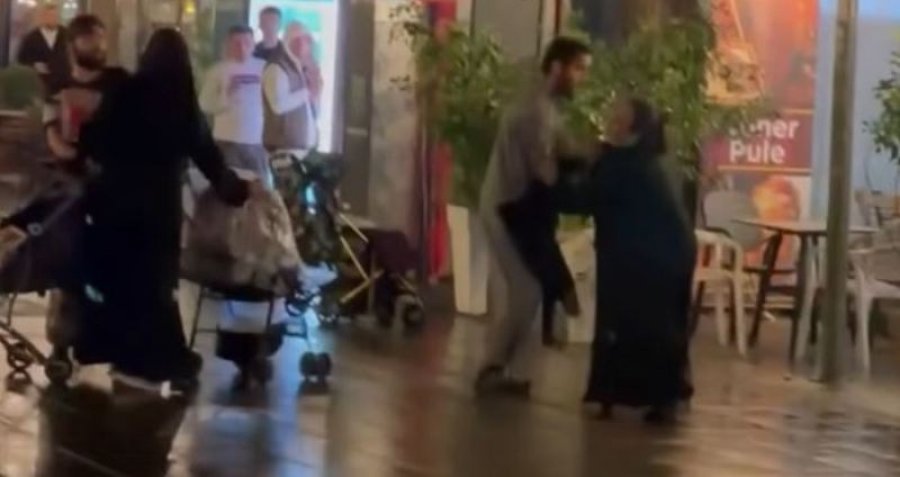 Rrihen mes vete disa gra e burra në mes të sheshit në Mitrovicë, paraqiten si lëmoshkërkues palestinezë