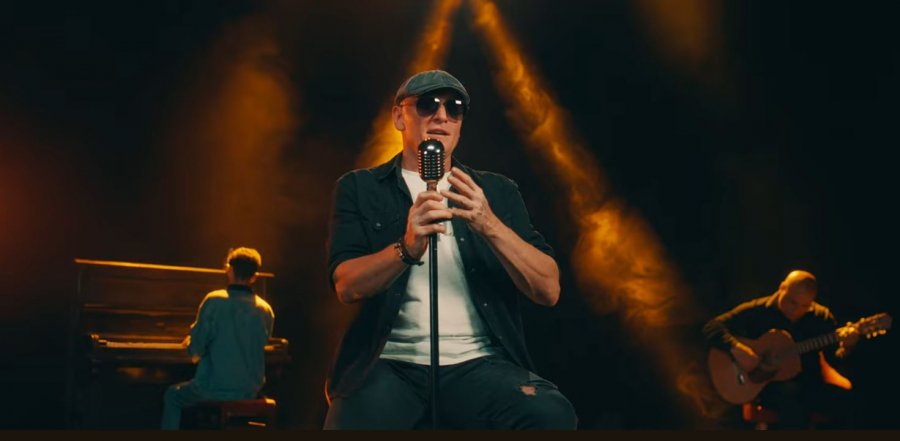 Naser Berisha publikon versionin akustik “Ha, pi e rri”