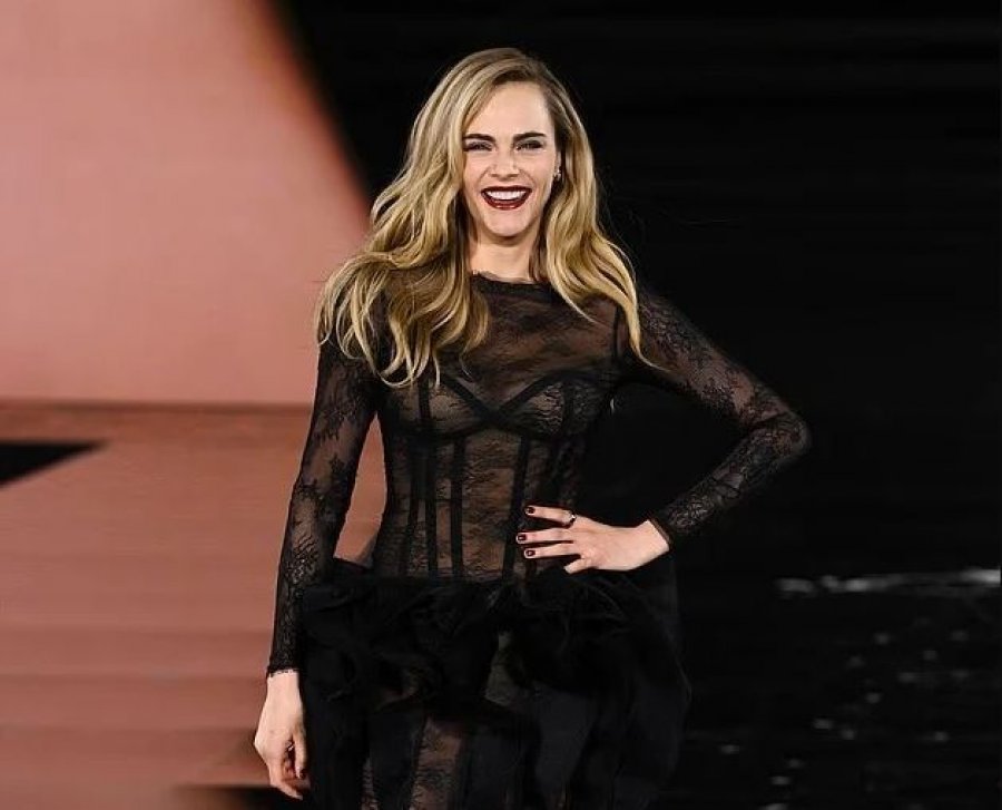 Yjet Kendall Jenner, Heidi Klum dhe Cara Delevingne mahnitin në pasarelën e L’Oreal në Paris