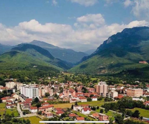 Rasti në Deçan: Burri e kishte rrahur dhe e kishte futur në veturë 11-vjeçarin