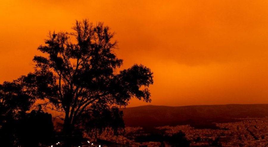 Stuhi rëre dhe mot i rënduar në Santorini dhe gjithë Greqinë