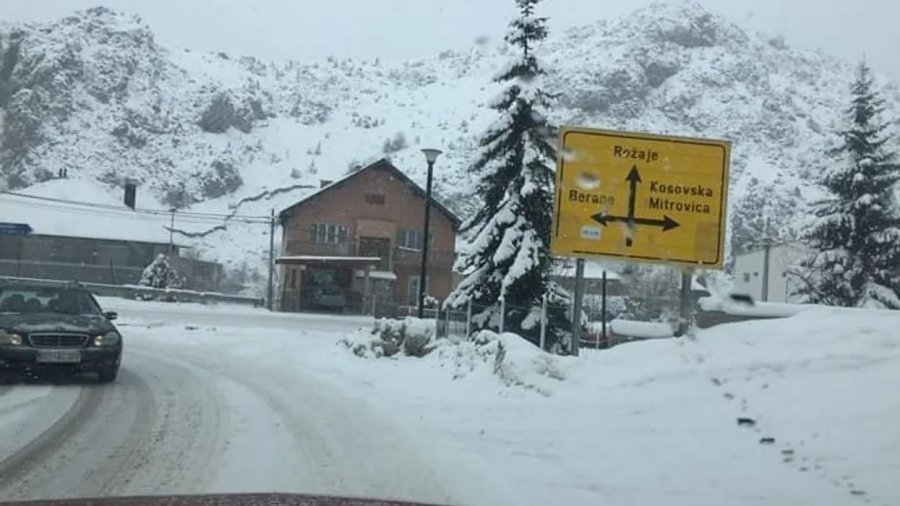 Reshjet e borës bllokojnë qarkullimin për kamionë në rrugën Pejë–Kullë–Rozhajë