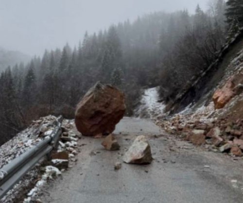 Rrëzohen gurë në rrugën Pejë–Rugovë, rrezikohet siguria e shoferëve sipas medias lokale