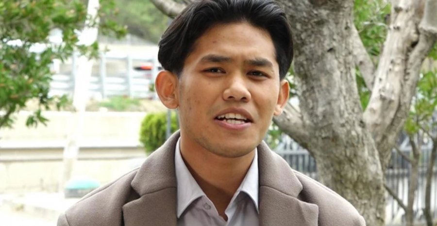 Indoneziani 25-vjeçar dashurohet me Shqipërinë: Dua të qëndroj gjatë dhe po mësoj shqip [video]