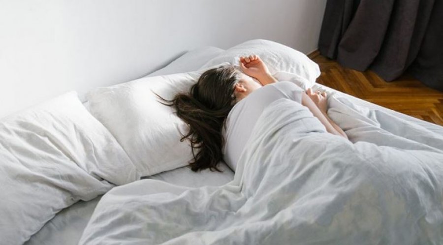 A duhet të flemë në një dhomë të ftohtë