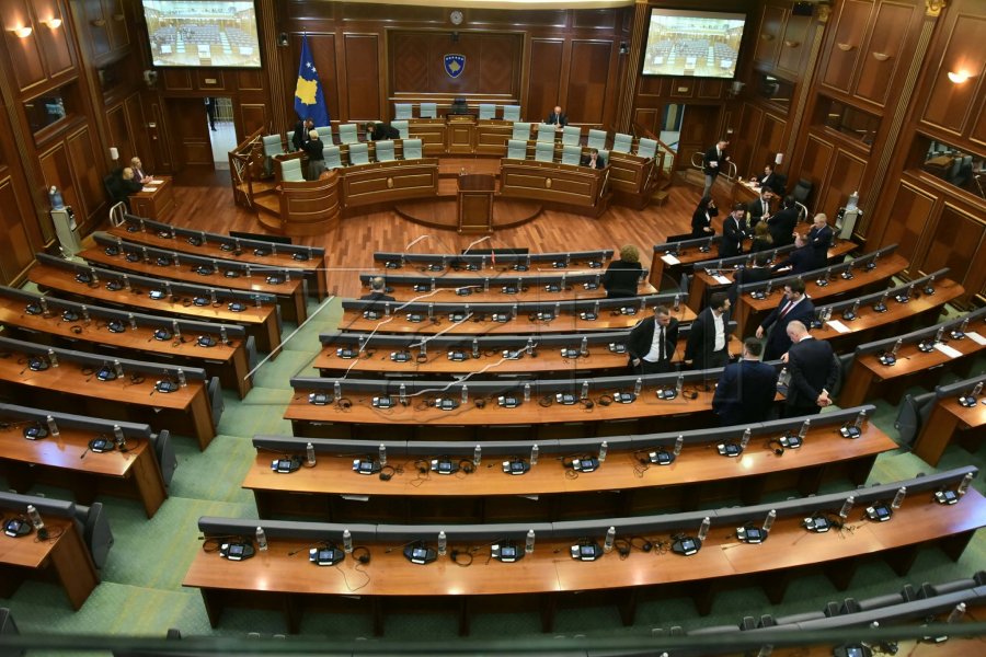 U tha se do të fillojë në ora 10:00, seanca e Kuvendit nuk ka nisur ende