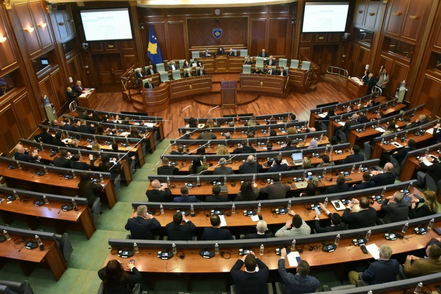 Seanca plenare nis me kujtimin e demonstratave të pranverës së vitit 1981