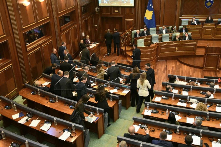 PDK-ja lëshon sallën e Kuvendit [foto]