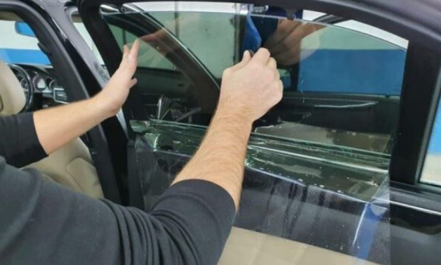 Vendim i ri, xhamat e zinj në vetura tashmë lejohen në Kosovë, legalizimi bëhet përmes A-TEST