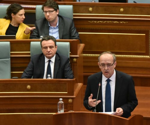 Hoti: Qeveria po vonon me masat për çmimet e larta të derivateve