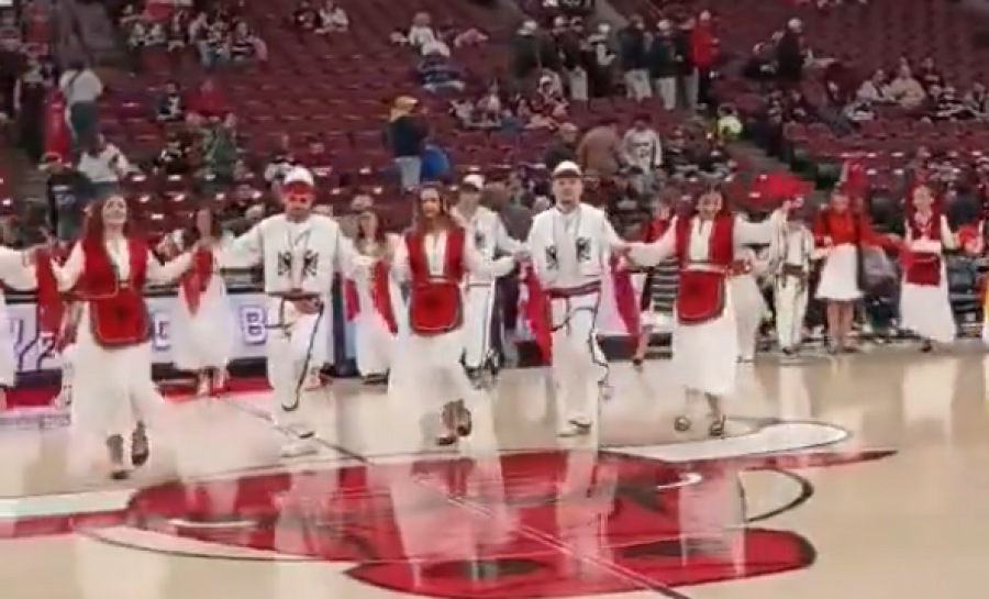 Pamje: Këngë e valle shqipe në ndeshjen e ligës NBA