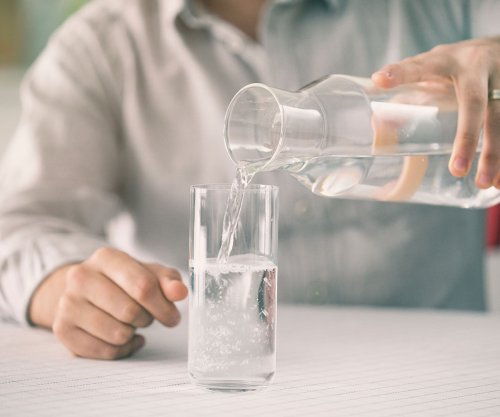 A e dini se çfarë ndodh nëse pini ujë të vakët në mëngjes?