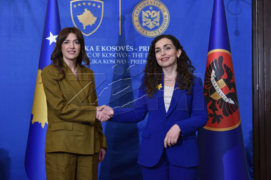 Osmani pret Albulena Haxhiun në ceremoninë e dorëzimit të detyrës së presidentes së Kosovës