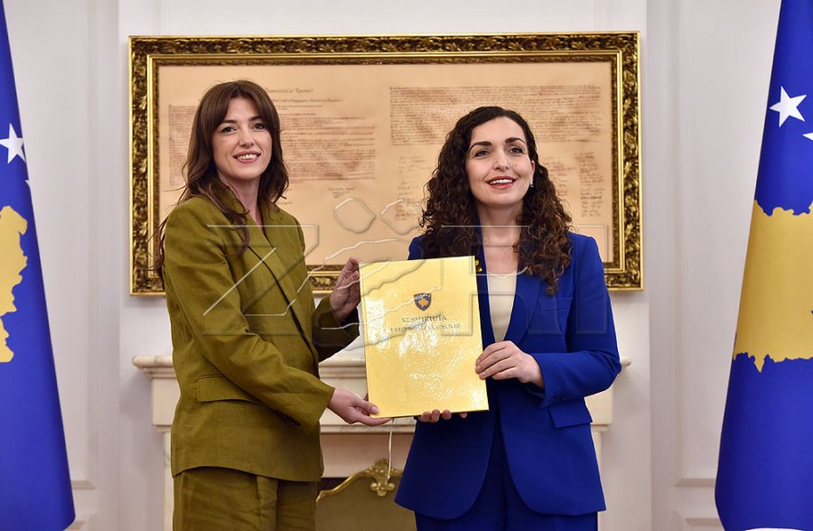 Vjosa Osmani ia dorëzon detyrën Albulena Haxhiut