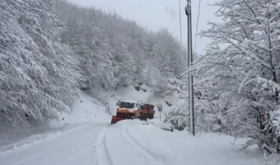Rruga Pejë-Rozhajë e pakalueshme për kamionë për shkak të borës, QKMK-ja paralajmëron përdorimin e pajisjeve dimërore