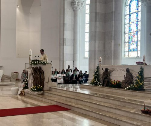 Mbahet Mesha e Shenjtë për Pashkët