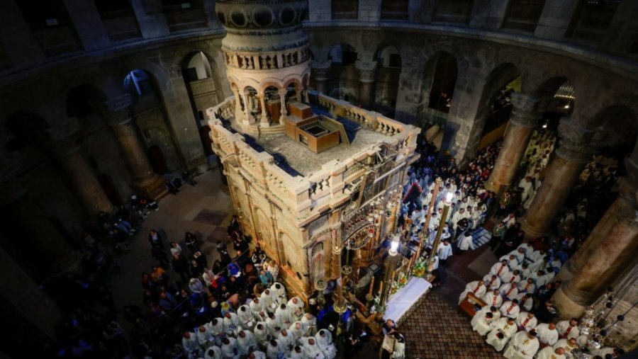 Pashkë me kufizime në Jeruzalem, një numër i ulët i besimtarëve lejohen në Varrin e Shenjtë