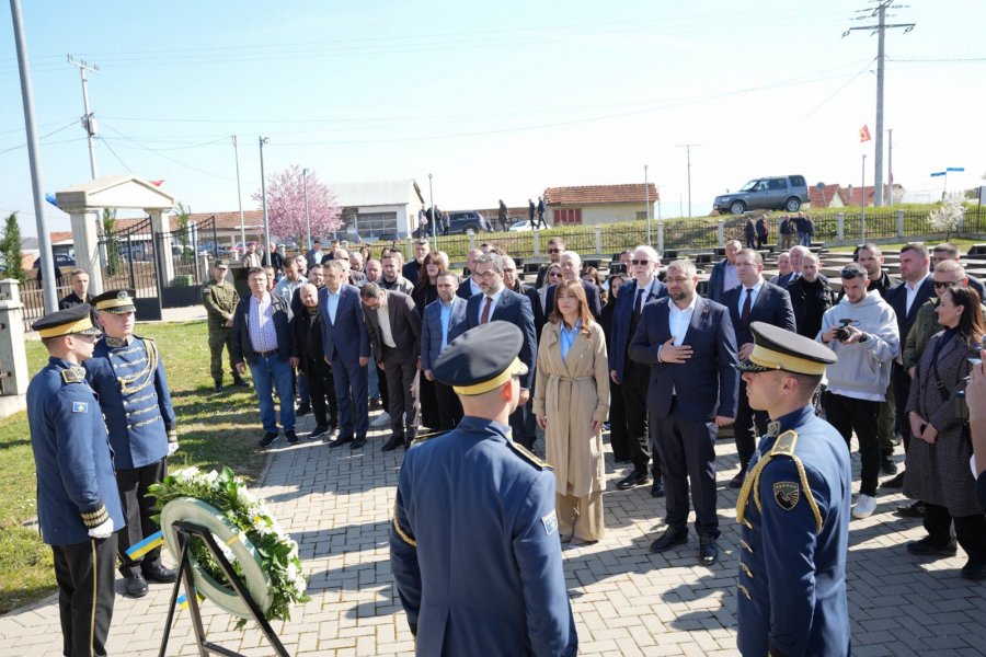 Haxhiu si u.d e presidente bën homazhe në Rezallë, Lushtaku kritikon ata që s’shkuan  