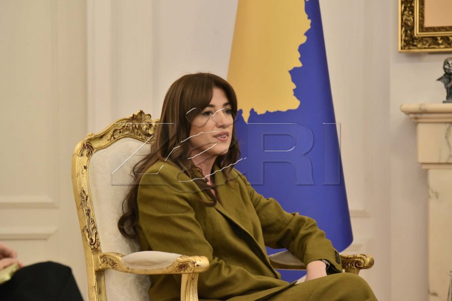 Haxhiu bën ndryshimin e parë si u.d. presidente, i ndërron emrin faqes së Presidencës në Facebook - por i shpëton një detaj