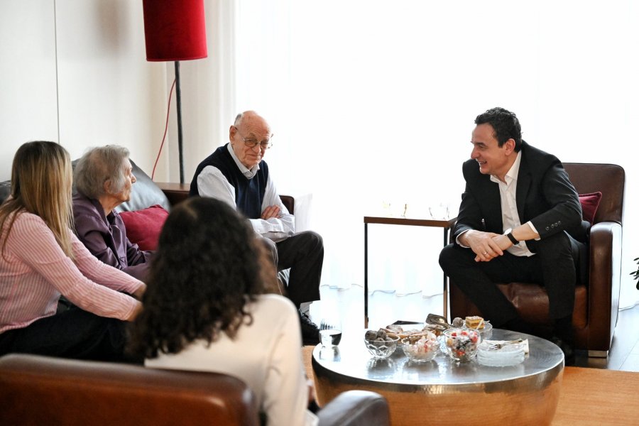 Kurti për Pashkë viziton profesorin 97-vjeçar Pashk Staka