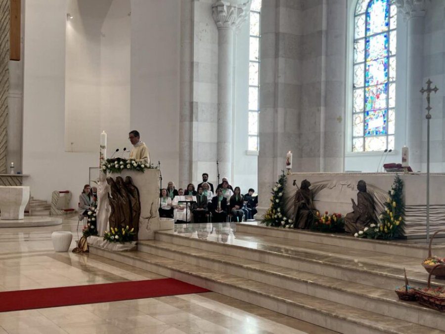 Mbahet Mesha e Shenjtë për Pashkët