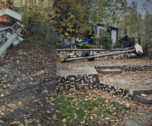 Shtylla e rrëzuar në Shashkoc që nga tetori 2025 rrezikon jetën e qytetarëve, institucionet pa reagim