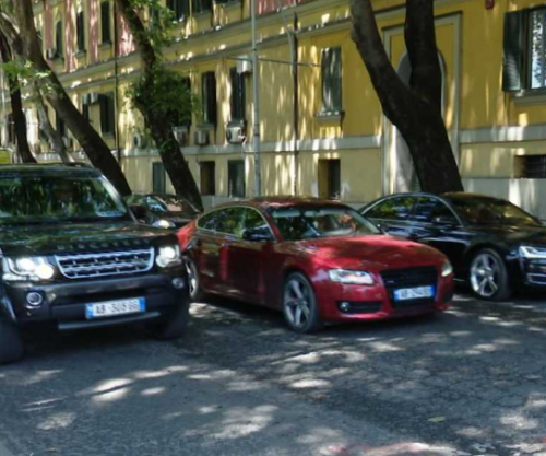 Nafta e shtrenjtë, por shqiptarët nuk ndalen me blerjen e makinave