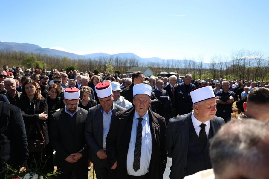 Edhe hoxhallarët marrin pjesë në varrimin e Dom Kelmend Spaqit