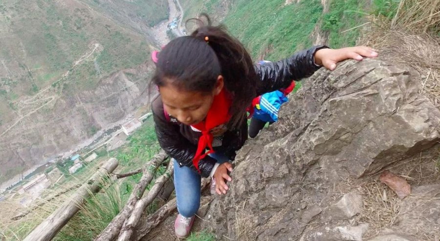 A e dini se cili është fshati mbi humnerë që të mban në ankth? [video]