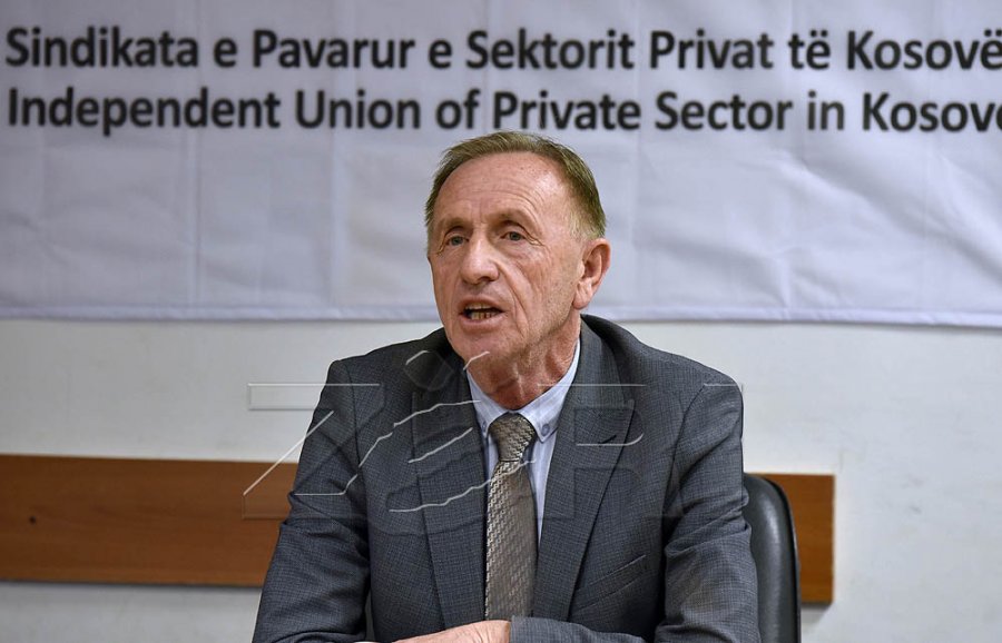 Punëtorët teknikë të shkollave në Prishtinë qe 45 ditë pa paga, Azemi: S’dalim nga greva pa u paguar të gjitha borxhet