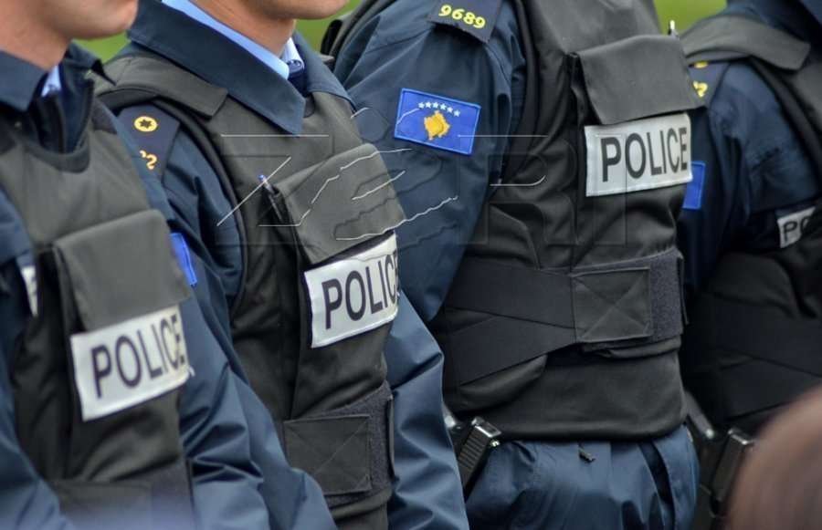 Sulmuan zyrtarët policorë në Klinë, arrestohen dy persona