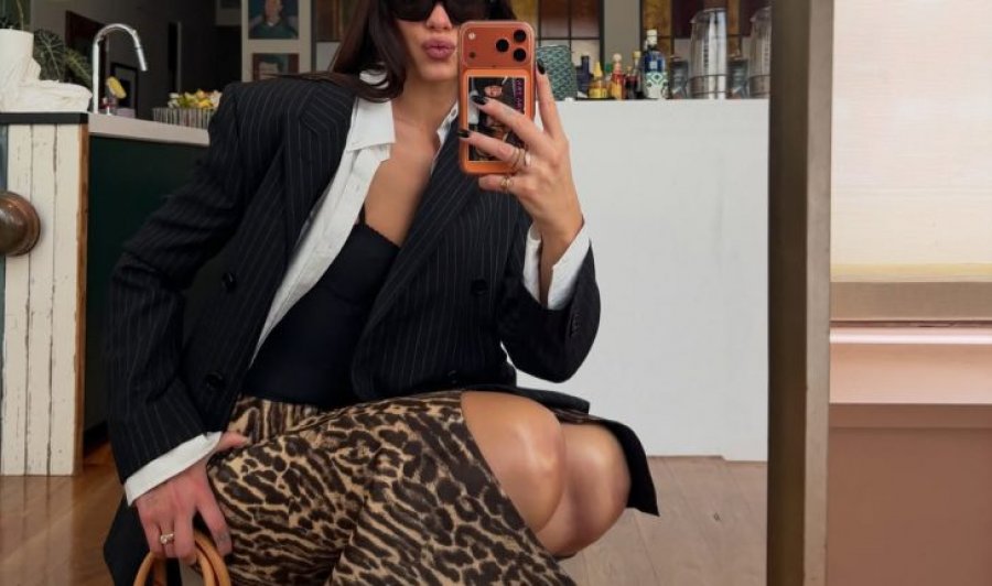 Dua Lipa sjell pranverën në stil, kombinon printet dhe ngjyrat me një çantë ikonike Louis Vuitton
