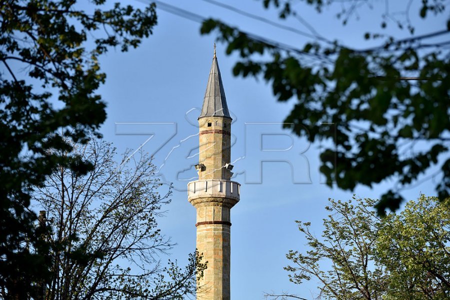Hajnat shënjestrojnë xhamitë e fshatrave të Kamenicës, vjedhin 300 euro në njërën prej tyre