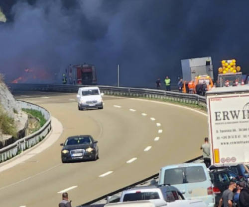 Digjet një kamion në autostradën “Ibrahim Rugova”, bllokohet komunikacioni