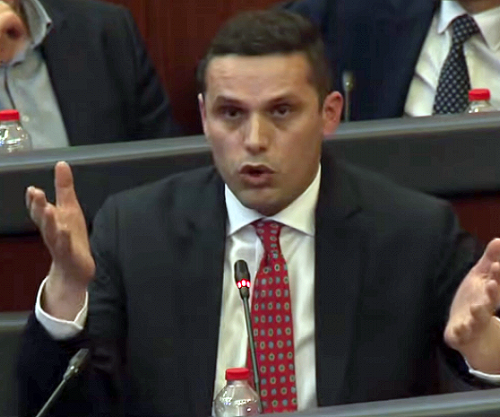 Gruda i reagon Abrashit: S’jemi në rrugë, ti a qet sehire këtu apo qeveris?