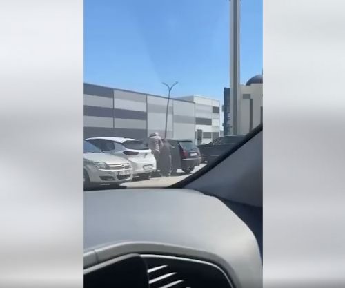 Pamje të rënda: Babai rrah brutalisht djalin brenda veturës në një parking në Fushë Kosovë