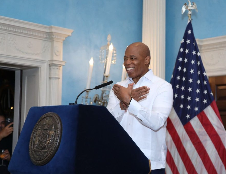 Ish-kryebashkiaku i New York-ut merr shtetësinë shqiptare