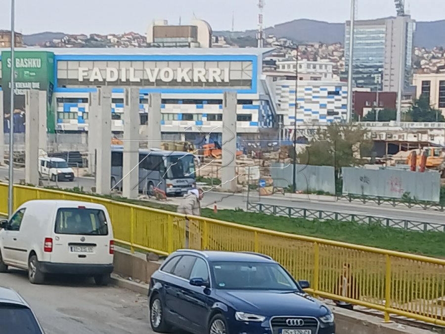 Rruga drejt Arbërisë e bllokuar, qytetarët rrezikojnë jetën duke kaluar mbi pengesa