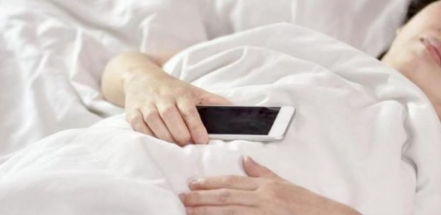 Pse nuk duhet të flini me telefon pranë trupit?