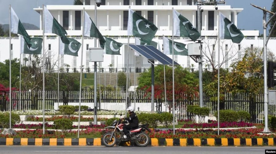 “S’u morëm vesh kështu”: Trumpi e paralajmëron Iranin për Ngushticën e Hormuzit në prag të bisedimeve